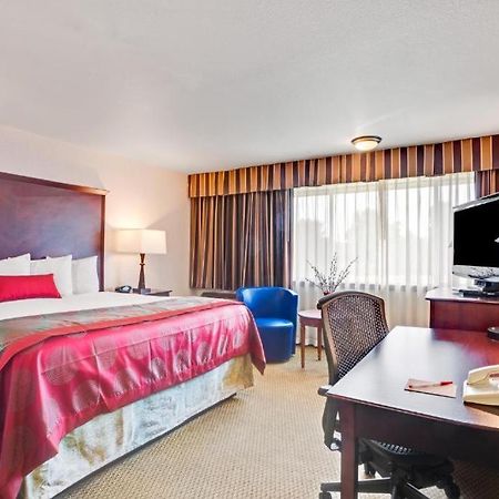Hotel Ramada By Wyndham Tukwila Southcenter Exterior foto